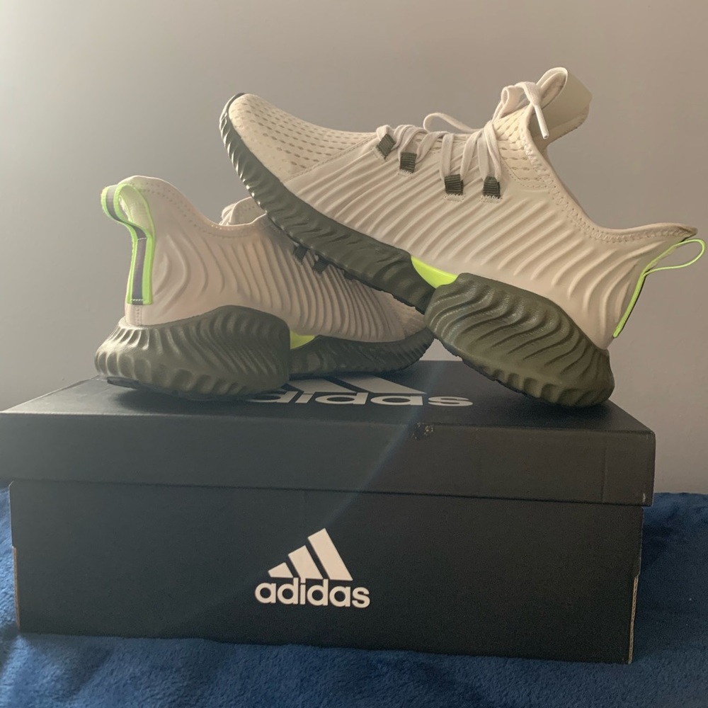 Woman Adidas alphabounce instinct
